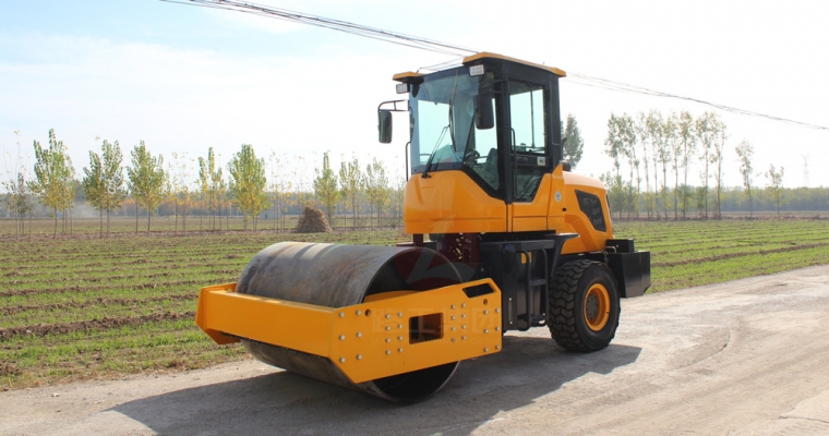 驾驶式压路机“保；；；；；て琳稀薄寰部刂葡低