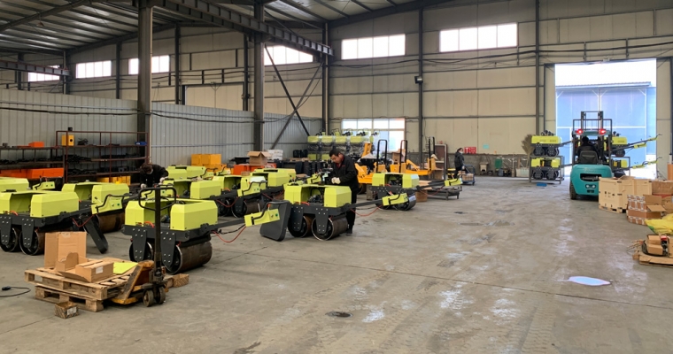 阳春三月,一批小型压路机出口外洋，，，，去赴一场他国春暖花开!